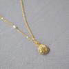 Collar colgante de temperamento de diosa de la moda de estilo oceánico de perla de agua dulce con concha dorada simple chapada en oro latón estilo coreano