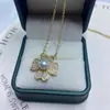 Novo Pingente de Pérola de Água Doce Natural de Quatro Folhas Micro-Incustado Corrente Versátil para Clavícula Colar de Pérolas Coroa de Flores Banhado a Ouro 14K