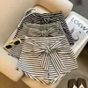 Conjunto estilo coreano com blocos de cor preto e branco, listras, design de amarração para pessoas baixinhas, calças de perna larga, calças casuais versáteis de verão femininas, shorts