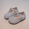 Zapatos de princesa estilo coreano con perlas 2026 suela blanda verano cuero zapatos calados lazo infantil nuevo tejido zapatos de una sola pieza para niñas