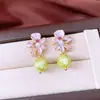 Brincos de Prata Banhada a Ouro 14K com Agulha de Prata e Flor com Óleo Gotejado, Brincos de Tarraxa Exquisitos Versáteis Estilo Corte, Acessórios de Orelha da Moda de Nicho para Mulheres