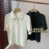 Una camisa polo de lana merino sutilmente elegante y hermosa con un diseño ligero y que se ajusta bien, y un corte clásico en el hombro, modelo N0905Y
