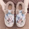Sapatos de inverno de algodão femininos, forrados com fleece e espessados, no estilo dos sapatos tradicionais de tecido de Pequim, apresentando um design floral, e com uma sola larga e grossa, adequados para mães