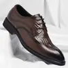 Coleção de outono plus size transfronteiriça: Sapatos formais masculinos versáteis, estilosos e chiques em estilo britânico com padrão brogue e couro com textura de crocodilo.