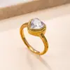 Anillo de Acero Inoxidable Transfronterizo, Lujo Ligero y Diseño Simple, Anillo de Zirconia Fundido con Forma de Corazón, Anillo Versátil para Pareja, Joyería de Acero de Titanio