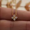 Colar Flor de Trevo de Quatro Folhas Banhado a Ouro em Aço Titânio Cravejado com Diamantes, Luxo Leve, Super Brilhante Corrente de Clavícula Flor de Trevo de Quatro Folhas Que Não Desbota