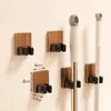 Estante para trapeador de nogal con gancho para trapeador sin perforaciones, soporte para trapeador, estante de almacenamiento fijo para montaje en pared para baño doméstico