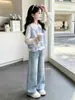Conjunto de otoño 2026 para niñas, nuevo y elegante, top con cuello de muñeca y jeans, conjunto de tres piezas para niños mayores