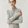 Cárdigan de punto de cachemira con cuello alto Bai Cai Rong 2026, nuevo estilo otoño/invierno, sudadera con doble cremallera, con costura entrelazada, prenda exterior tipo suéter