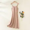 Um Novo Estilo de Camisola de Viscose para Primavera, Verão e Outono, Apresentando Cor Sólida, Design com Bojo Integrado, Caimento Solto, Confortável para Usar em Casa e Adequado para Usar na Rua