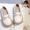Zapatos Pequeños de Piel para Niñas 2026 Nuevo Primavera/Otoño Estilo Británico Zapatos Individuales Suaves Antideslizantes para Niños Mocasines de Moda para Niñas Pequeñas