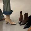 Botas Curtas Bico Fino para Mulheres 2025 Nova Moda Outono e Inverno Botas de Cano Curto Suede Mesclado Salto Grosso Elásticas Botas Slim