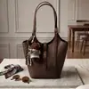 Bolso cruzado para mujer 2026 Diseño de nicho Bolso de axila francés Bolso de mano de alta gama Bolso de hombro retro a la moda para el trabajo