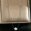 Acero Inoxidable Europeo y Americano Flor de Trébol de Cinco Hojas Cadena de Clavícula Nueva Moda Elegante Nicho Lujo Accesible para Mujer Flor de Ciruelo Acero de Titanio