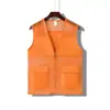 Chalecos a medida para eventos de voluntariado y caridad, incluyendo impresión de logotipos en chalecos, camisetas culturales con texto impreso y chalecos rojos para uniformes de trabajo.