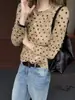 Camisa com base de poá flocado e barra franzida para mulheres, nova moda outono 2026, versátil, justa, elegante, top T-shirt