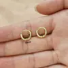Estilo europeo y americano, aretes de aro elegantes y estilizados, versátiles y sencillos, color dorado, redondos, lisos, modernos y adecuados para el uso diario.
