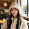 Gorro de Peluche de Punto Rayado Peludo para Mujer, Cálido y Versátil para Otoño e Invierno, Circunferencia de Cabeza Grande, Adelgazante para la Cara, Protector de Orejas, Gorro de Moda