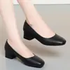 Zapatos de mujer de tacón medio de piel suave con suela blanda, nuevo modelo otoño 2026, zapatos negros tipo mocasín para tripulantes de vuelo