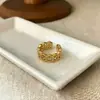 Personalidade Europeia e Americana Design Exquisito Peça Redonda Oca Dourada Coleção de Anel Aberto com Zircônia Joia de Mão Simples Diária Para Mulheres