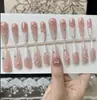 Uñas Cortas Portátiles con un Toque de Alta Gama, Bloques de Color Negro Fresco, Decoración de Gato 3D, Estilo Lindo Dulce y Fresco, Uñas Postizas Pre-Hechas