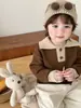 Suéter de punto de estilo coreano para bebé con bloques de color retro, un suéter polo moderno para niños, perfecto para primavera y otoño, con un tacto suave y cómodo