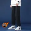 Calça de fleece esportiva versátil cinza para homens, corte solto, tamanho grande, jogger casual moderno com cordão para primavera, outono e inverno