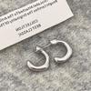 Aretes Estilo Lujo Accesible Ins Aretes de Diseño Nicho para Mujer Aretes Metálicos de Gama Alta Estilo Frío Europeo y Americano Aretes Normcore Aretes