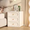 Mesa de Cabeceira Cor Creme em Madeira Maciça com Três Gavetas, Estilo Novo, Couro, Luxo Leve, Armário Pequeno de Armazenamento para Quarto de Casa