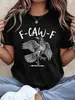 Camiseta de manga corta con un gráfico de cuervo y el texto "