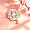 Espelho de Mão de Metal com Flor de Peônia Estilo Chinês Espelho Portátil Espelho de Maquiagem com Relevo Estéreo Lembrança de Viagem Presente