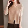 Suéter de fio core-spun de três fios com padrão de coração para mulheres, novo estilo primavera e outono, combinado com uma saia, top de malha com fenda, camisa base slim-fit que valoriza a silhueta.