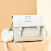 Bolso Cruzado de un Solo Hombro con Bordado de Oso Estilo Universitario Primavera/Verano 2025 Bolso Cuadrado Pequeño Bolso con Colgante de Felpa para Mujer Nuevo Modelo 2025