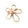 Broche colgante de flor de perla transfronterizo accesorios colgantes para ropa diy insignia insignia de venta caliente en AliExpress broche de aleación de zinc
