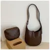 Bolsa de ombro feminina de verão 2026 com pingente de mão, design coreano simples de morango, novo estilo sob o braço, bolsa para pais e filhos