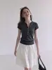 Novo top de malha com design de botões de concha, corte justo e modelador, manga curta feminina, estilo coreano para baixinhas, tamanho único para o verão
