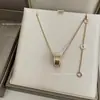 Collar de Cerámica Blanco y Negro Versión Alta V Dorada Cadena de Clavícula Pequeño Hombre Rojo Caridad Cadena Gruesa Chapada en Oro de 18K