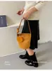 Elegante bolso tejido retro para mujer, nuevo diseño de moda 2026, bolso versátil para debajo del brazo, bolso de cubo para hombro para el trabajo