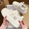 Zapatos blancos bajos versátiles de suela gruesa para mujer 2024 nuevo verano explosiones tenis diseño nicho para mujer zapatos de plataforma