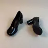 Versión de piel de oveja de los populares zapatos Mary Jane de punta redonda, planos de corte bajo, zapatos pequeños de cuero con tacón grueso, adecuados para ir al trabajo, con un diseño chic y elegante de tacón alto