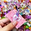 Los estudiantes de jardín de niños y primaria son recompensados con pequeños regalos, regalos de temporada de graduación, recuerdos, papelería, juguetes infantiles de puestos callejeros