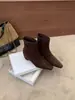 Botas femininas em estoque com bico quadrado, forro de veludo, zíper traseiro e salto anabela fino para outono e inverno, estilosas para o trabalho, adequadas para combinar com saias e calças pantalona