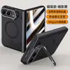 Adequado para o Apple iPhone Duo, esta capa de celular dobrável com toque de pele possui acabamento fosco, fixação magnética e um design de eixo central para maior proteção contra quedas.