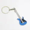 Pequeño regalo creativo de Amazon, venta al por mayor, instrumento musical de simulación de metal, bolso colgante para coche, llavero de guitarra pequeña