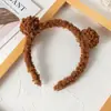 Linda Diadema de Oso de Lana de Cordero de Dibujos Animados Color Café Leche con Orejas para Lavado de Cara Pinza para el Cabello Diadema de Felpa de Otoño e Invierno Accesorios para la Cabeza Femeninos