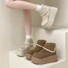 Botas Curtas Emagrecedoras Estilo Nicho Versátil Moda Plataforma Tendência Aumento de Altura Botas Martin para Mulheres Novo Modelo Outono e Inverno 2025