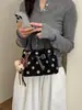 Bolso cubo de ante con lunares estilo coreano para mujer, nuevo de 2026, moda diaria, gran capacidad, para llevar al hombro y cruzado