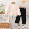 Conjunto de 3 peças para Meninas 2024: Casaco Estilo Tweed Aberto na Frente com Blusa Estampada de Letras e Calça Reta - Venda por Atacado do Fabricante
