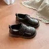 Otoño 2026 Nuevos Mocasines de Suela Gruesa Velcro Slip-on Zapatos Pequeños de Piel Casual Versátil Piel Suave Zapatos de Suela Plana