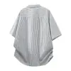 Popular camisa de algodão listrada em preto e branco estilo americano de manga curta com botões ocultos, fresca ao toque, unissex, casual, corte solto, sem bolsos, moderna